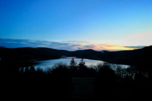 Le lac le soir Fées du lac au lac du Laouzas (Tarn)