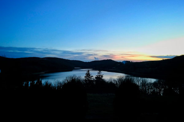 Le lac le soir Fées du lac au lac du Laouzas (Tarn)