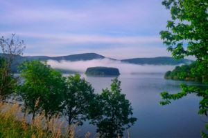 Le lac le matin Fées du lac au lac du Laouzas (Tarn)